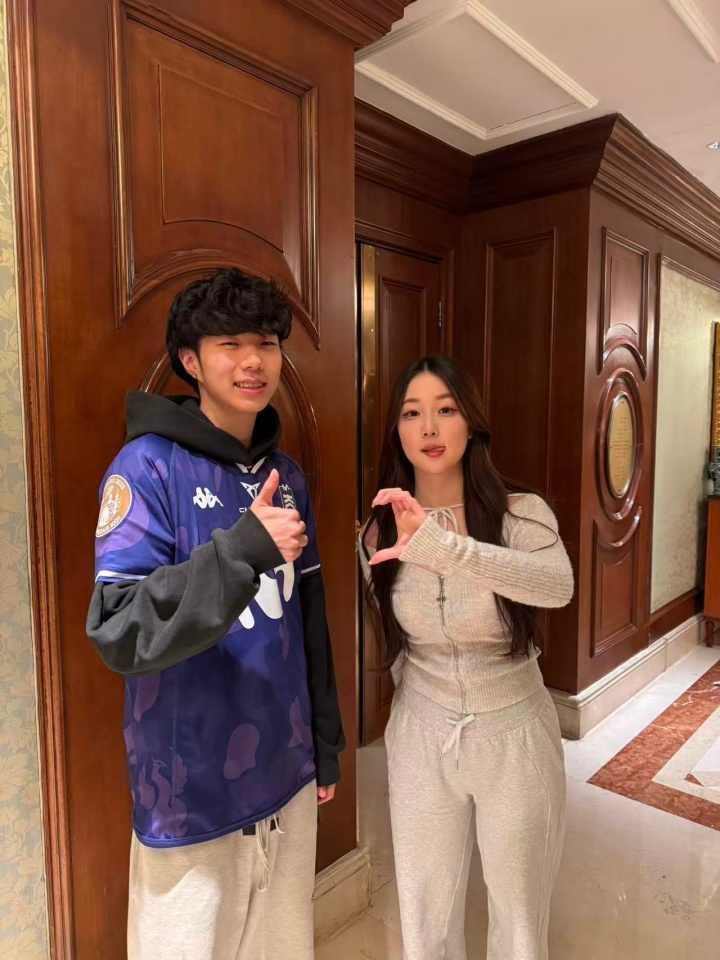 【蜗牛电竞】MKOI晒出中单JOJO与解说Kitty合照:希望你喜欢Jojo带去的队服