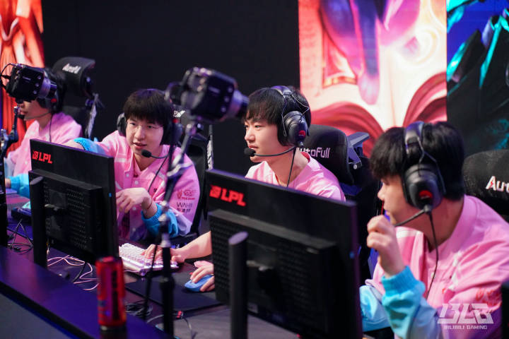 【蜗牛电竞】真是elk遥控打野😂ELK:上路那波越塔我觉得能越 但是判断错了送双杀