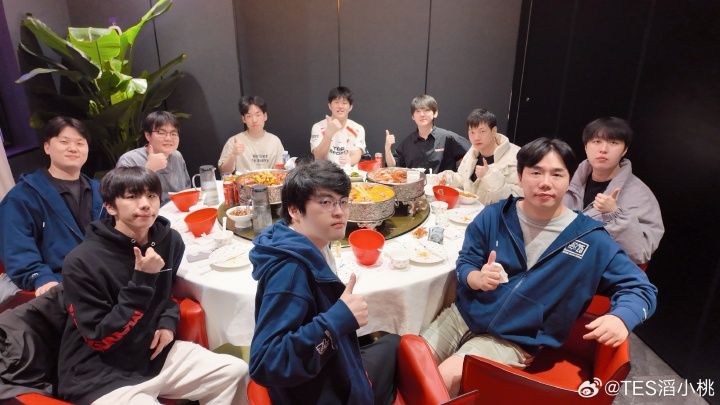 【蜗牛电竞】TES工作人员分享赛后聚餐合照:八强啦,孩子们先吃饭吧~