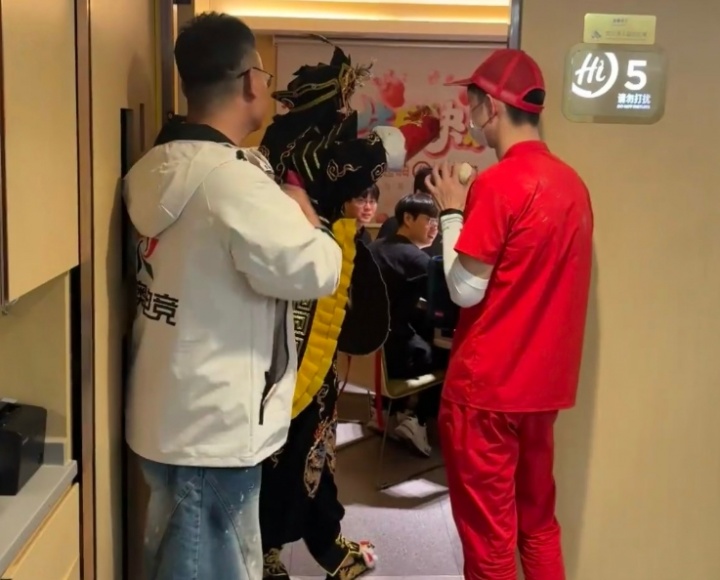 【蜗牛电竞】就好这一口!网友在海底捞偶遇GEN T1