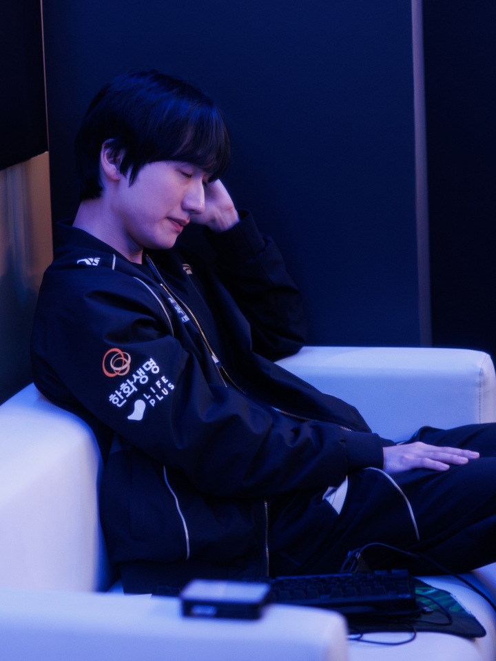 【蜗牛电竞】💔lolesports赛后更新照片:小花生Peanut在后台调整心情😭