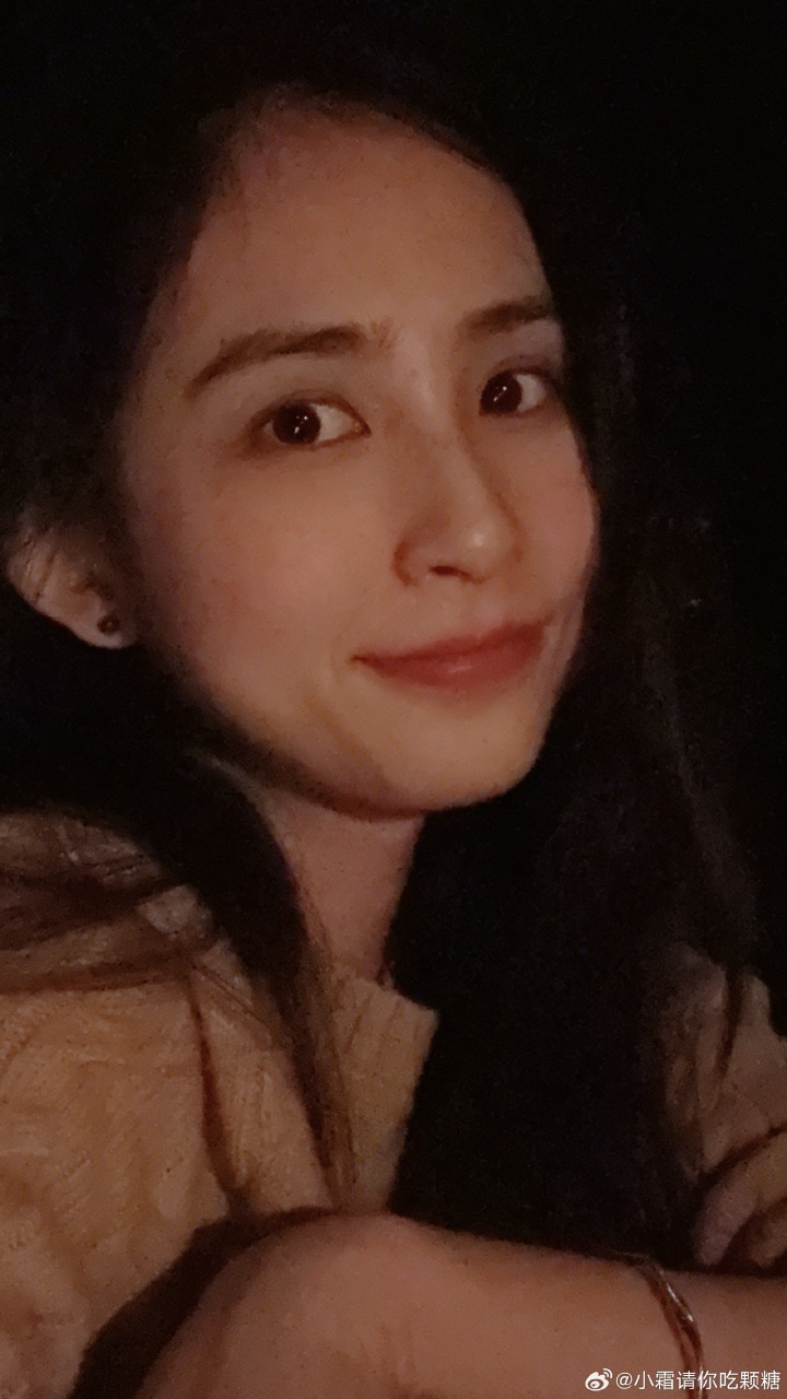 【蜗牛电竞】OWL主持小霜晒照:和朋友在一起是全世界最幸福的事情之一