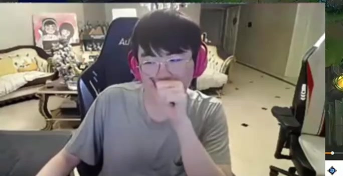 姿态：我今天从北京回上海，我被T1的人直接包围了