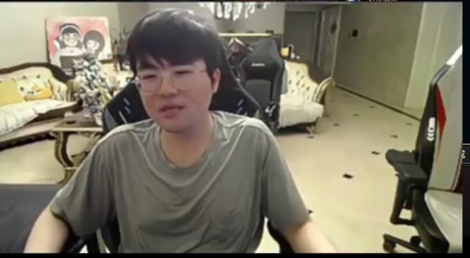 🤣装起来了！姿态：不就从那个球里面开两张纸出来吗有什么好吹的？