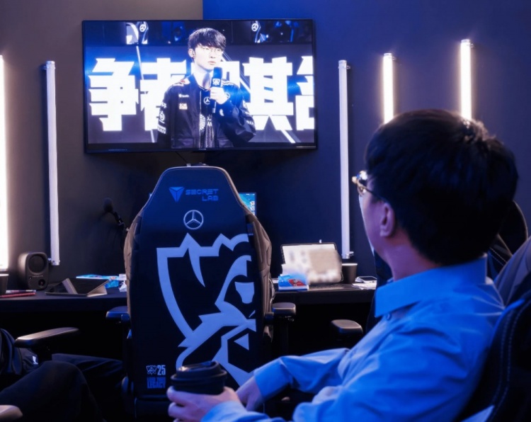 【蜗牛电竞】LOL官推分享Tabe看Faker赛后采访照片:最高的山,最长的河