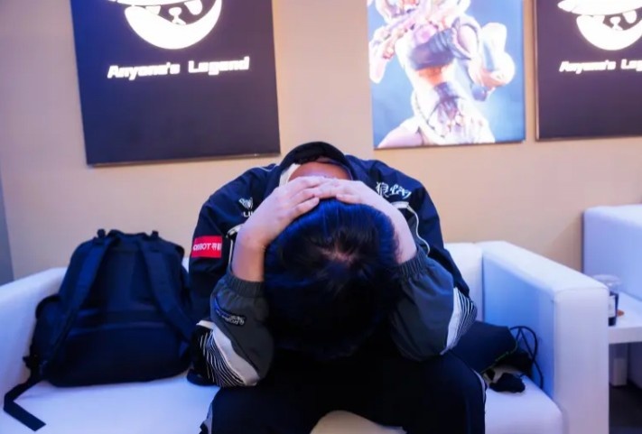 【蜗牛电竞】AL赛后返图:队员懊恼抱头,Tarzan双手扶额,Tabe遥望转播采访的Faker