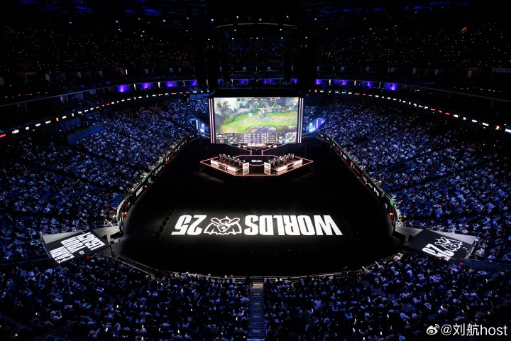 【蜗牛电竞】主持刘航更博晒照：准备了太多AL获胜想问的问题 主持人的手卡也是写满遗憾的书吧