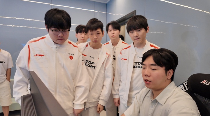 Homme：TES是一支对线落后就很难翻盘的队伍，所以我倾向选择前期阵容