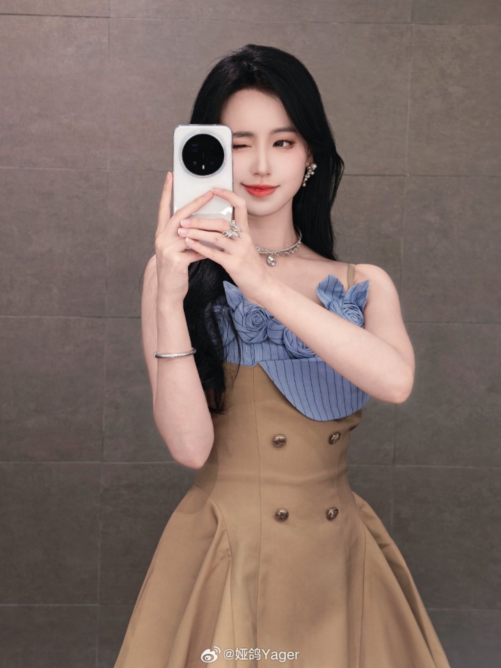 【蜗牛电竞】永劫无间解说娅鸽晒照:花朵连衣裙更显白皙皮肤