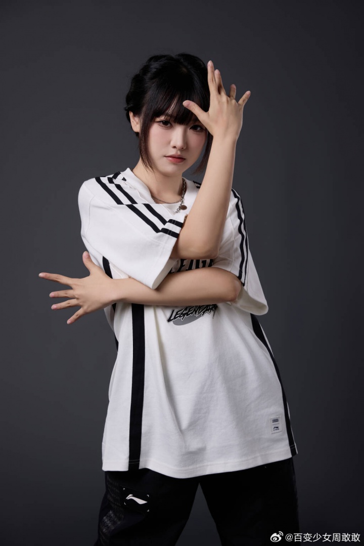 【蜗牛电竞】主持周敢敢更博晒照:你喜欢哪个Pose?