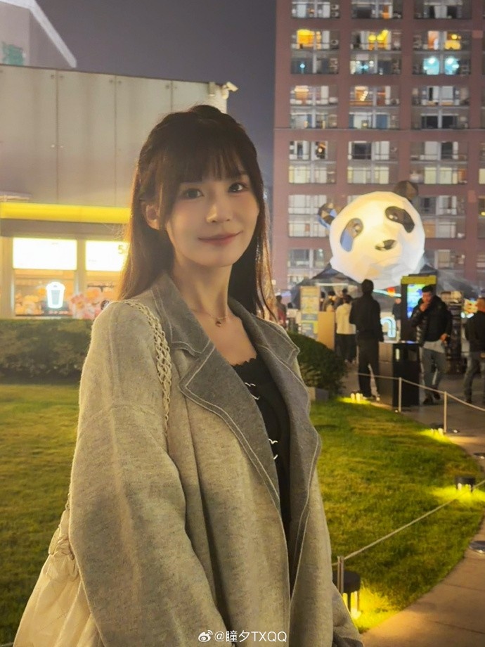【蜗牛电竞】瞳夕分享日常照片:看到🐼熊猫辣