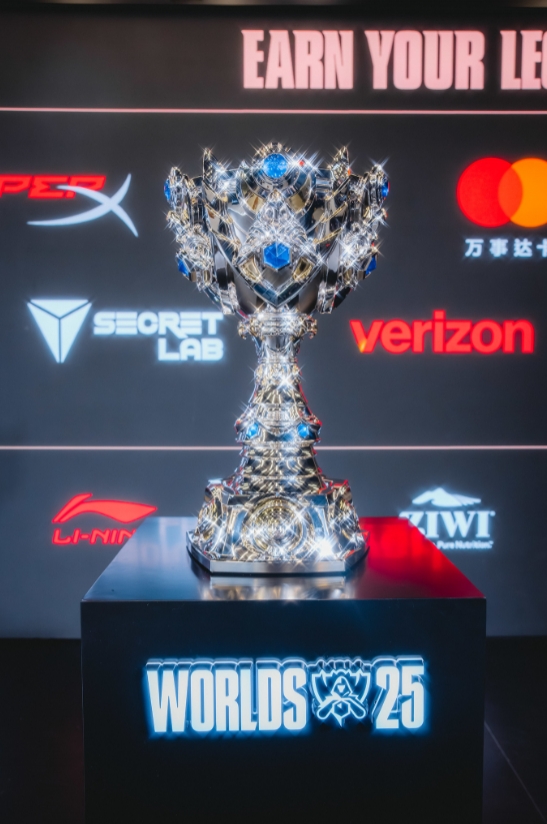 【蜗牛电竞】S15冠军奖杯和FMVP奖杯🏆吧友们觉得如何?