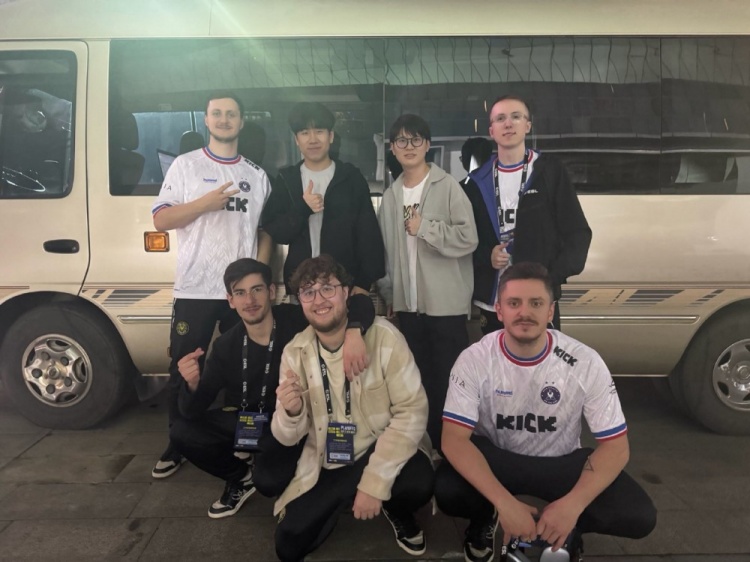 【蜗牛电竞】联动!CS小蜜蜂五人组与GALA、Meiko合影🐝