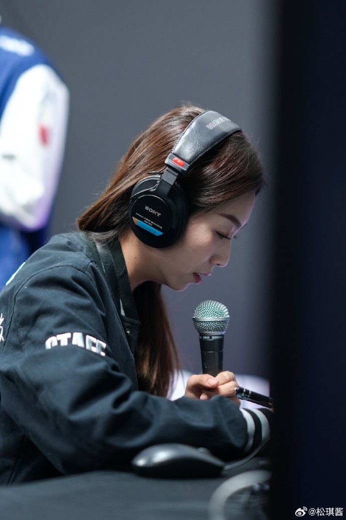 松琪晒照：今年有幸参与了翻译工作 从北京上海到成都 收获颇丰！