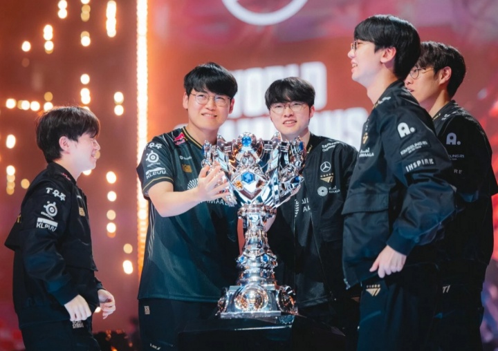 kkOma：Tom教练获得了S赛三连冠，若能为他出眼石皮肤就好了