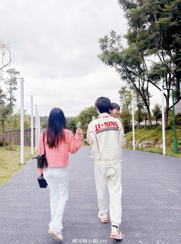 甜蜜！糖小幽晒照：成都的欢喜记忆