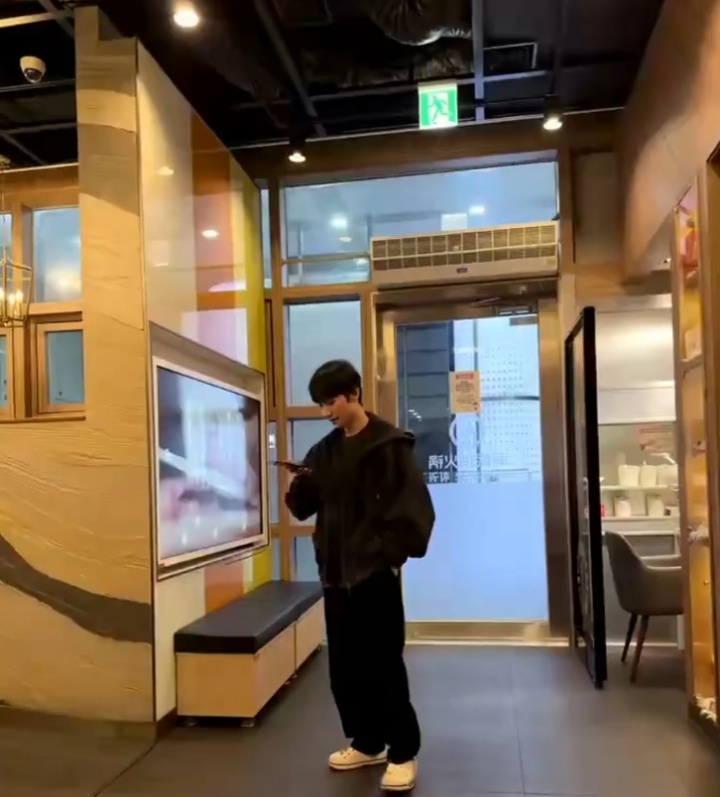 海底捞？T1“食堂”！网友偶遇Faker、Peanut、Oner、老实人吃海底捞