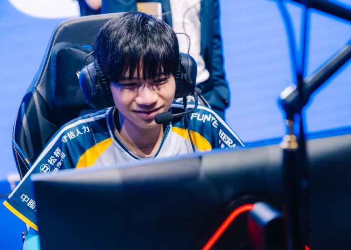 【蜗牛电竞】爆料人:18岁CFO中单选手HongQ拒绝了来LPL赛区的请求👀