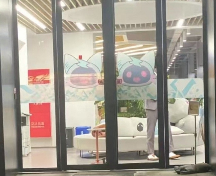 网友分享照片：疑似Daeny教练现身BLG基地！穿搭+鞋子都很像👀