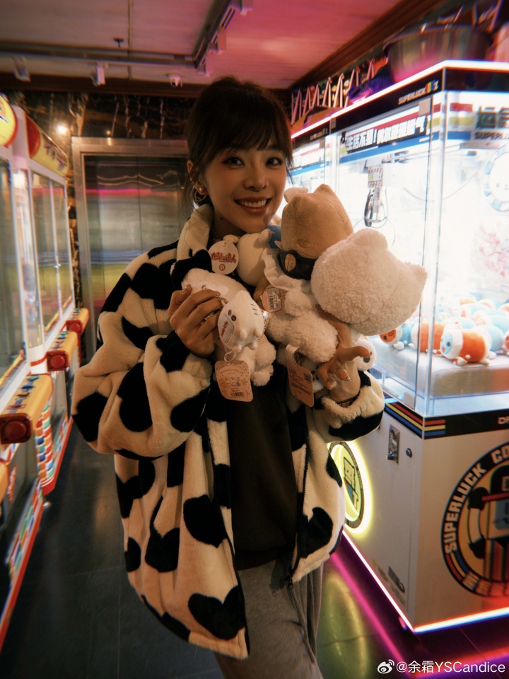 不是，这么多娃娃？LPL女主持余霜晒照：手拿把掐！！