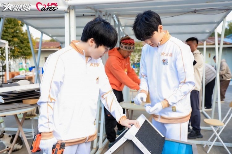 【蜗牛电竞】LPL选手分享返图:国际志愿者日,TheShy和Rookie一起搭猫屋