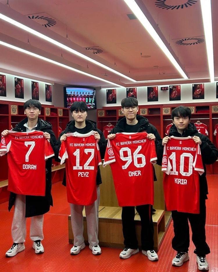 【蜗牛电竞】跨界联动👍T1官方分享选手们参观拜仁主场的照片