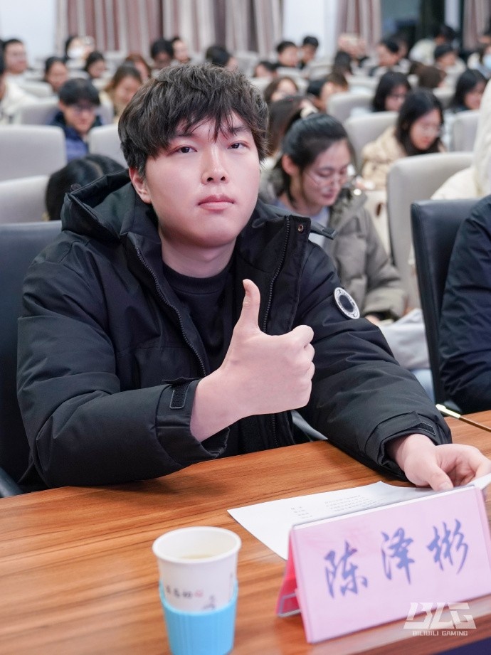 【蜗牛电竞】BLG晒与山西大联动活动返图:双眼皮+减肥Bin有点小帅