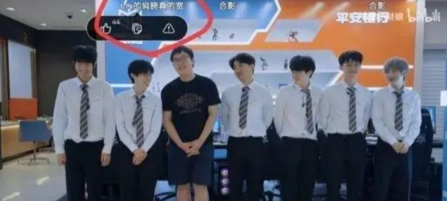 【蜗牛电竞】网友考古BLG视频发现Bin亲自发弹幕夸自己：Bin的肩膀真的宽