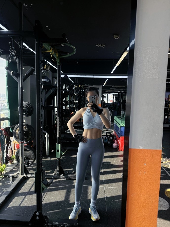 【蜗牛电竞】余霜分享运动健身照：运动的快乐又回来了！还有蓝调时刻下的🎾