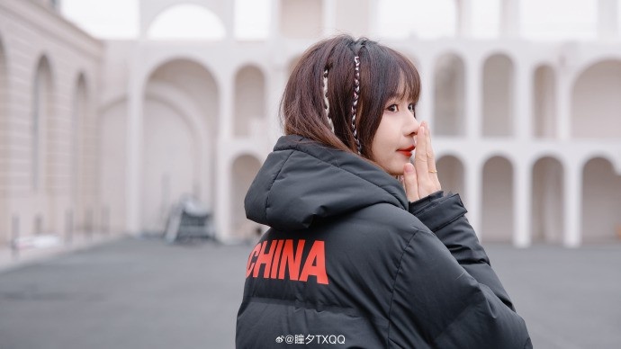 【蜗牛电竞】瞳夕晒照：天气变冷咯 太需要保持温度锁定风度的保暖羽绒服啦