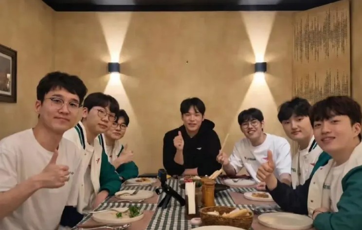 【蜗牛电竞】纷纷比赞👍韩国解说分享与T1队员、主播越南聚餐照片
