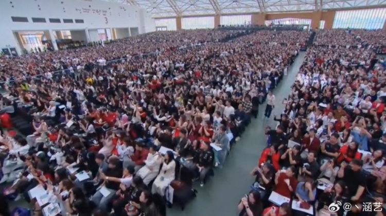 【蜗牛电竞】人山人海😱T1越南行表演赛现场座无虚席！