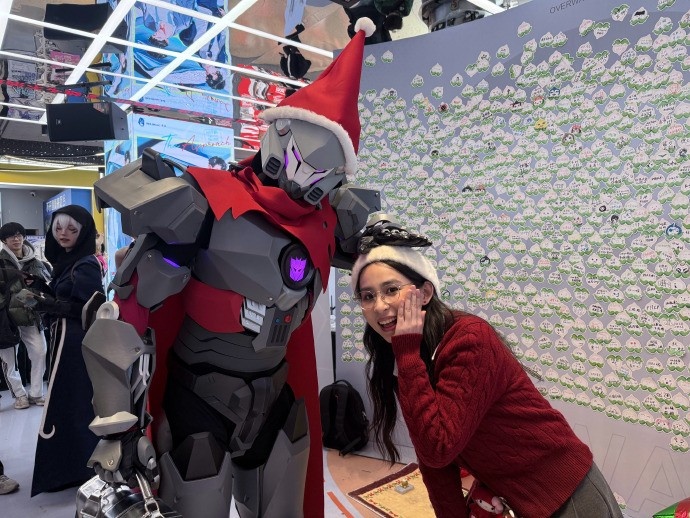 【蜗牛电竞】守望先锋主持人小霜晒照：杭州圣诞茶话会太有意思啦🥳