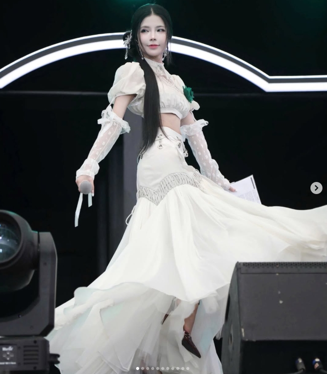 【蜗牛电竞】越南赛区女主持maidora晒照：主持活动的返图😍