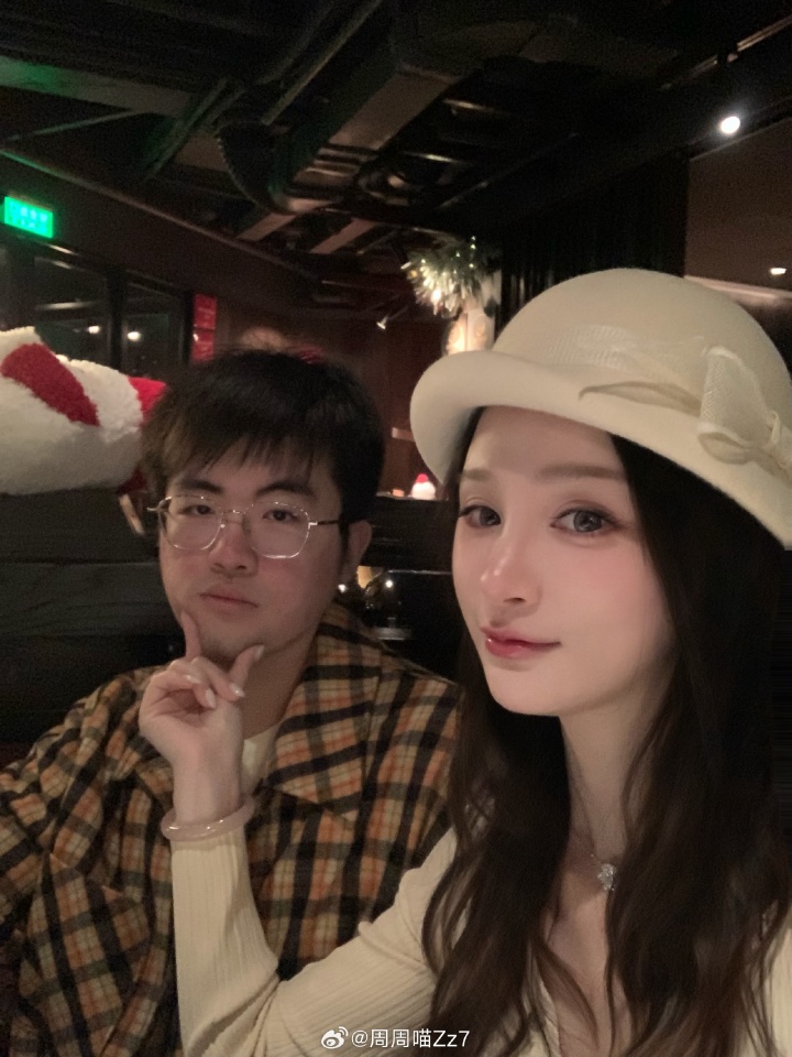 【蜗牛电竞】姿态妻子晒出圣诞节聚餐照片：MerryChristmas收获一口袋开心🎄​​​