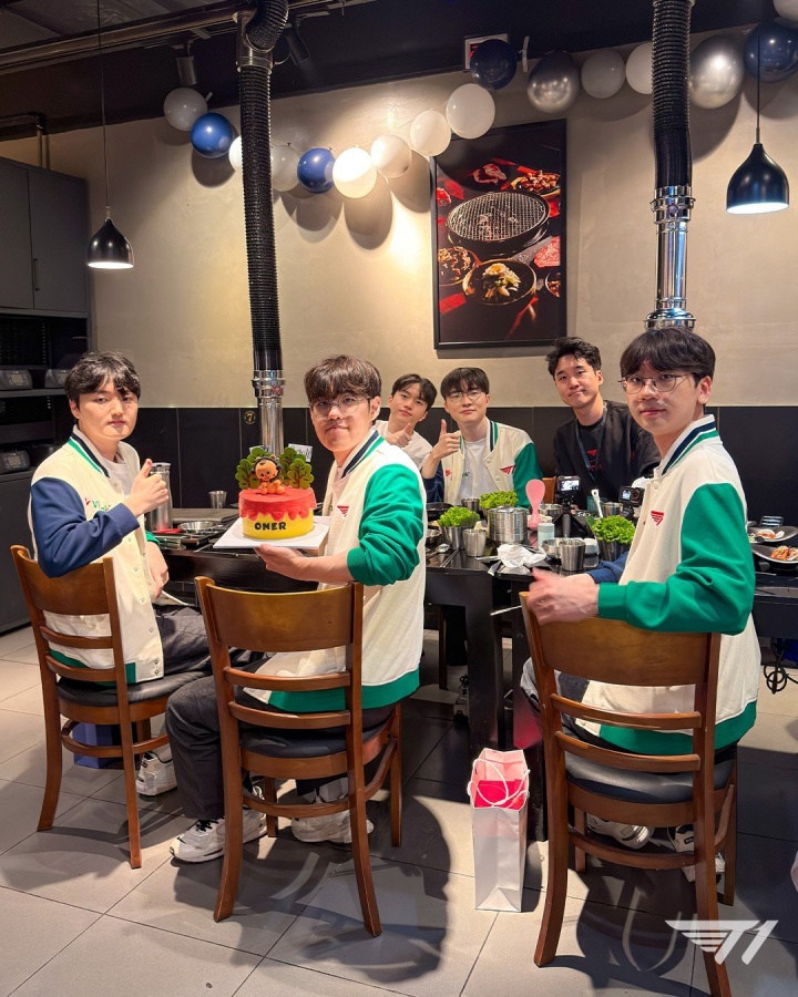 【蜗牛电竞】T1公布首发选手聚餐合照：吃着烤肉给Oner庆祝生日🍰