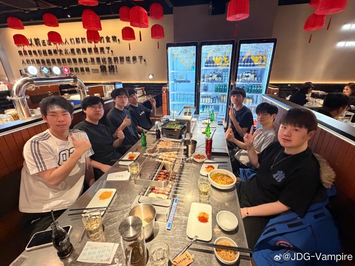 【蜗牛电竞】JDG辅助Vampire晒出平安夜聚餐合照：爽吃烤肉，GALA表情愉悦