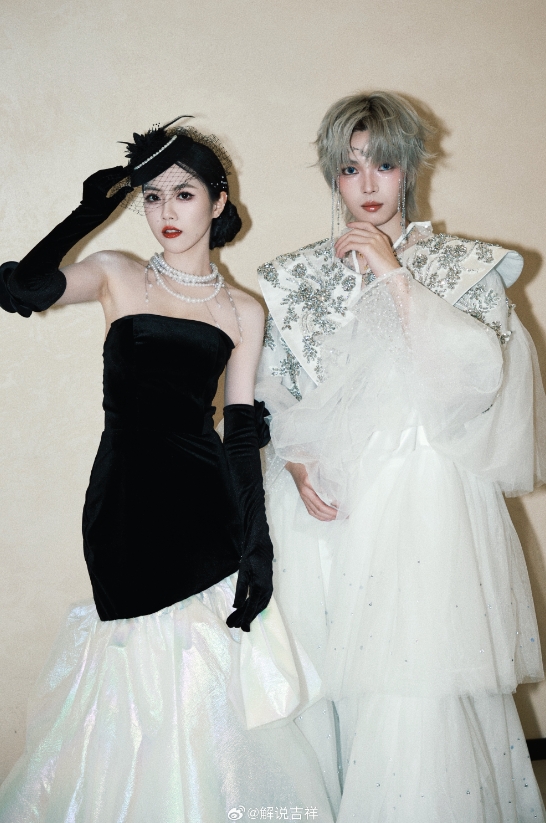 【蜗牛电竞】PEL美女主持吉祥晒照：欢迎来到PEL魔法秀场🖤🐈⬛🎶