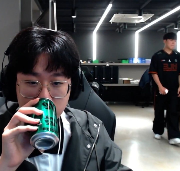 【蜗牛电竞】Gumayusi入镜ZEUS直播泄露HLE新赛季队服 管理员打字:完蛋了