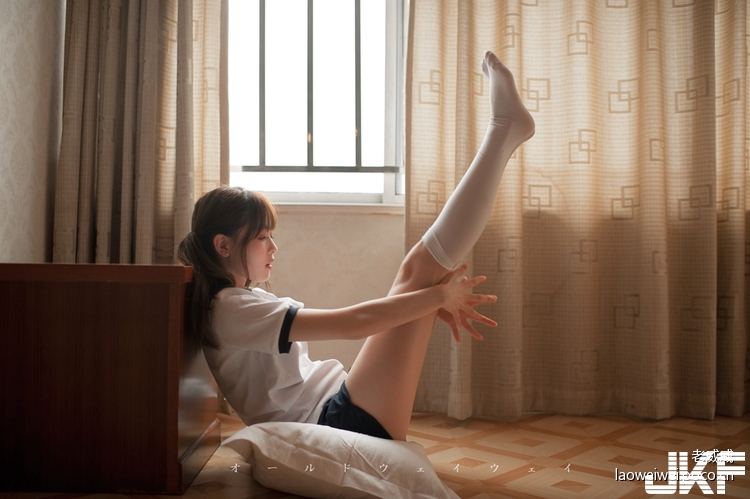 【蜗牛电竞】學生妹的「私密絕對領域」！最嬌羞的青澀眼神問你想跟她一起做什麼？