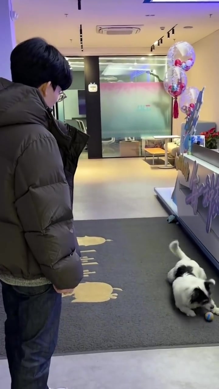 【蜗牛电竞】BLG官媒晒队员日常：掉落一个沉浸式看咕噜噜玩球的per