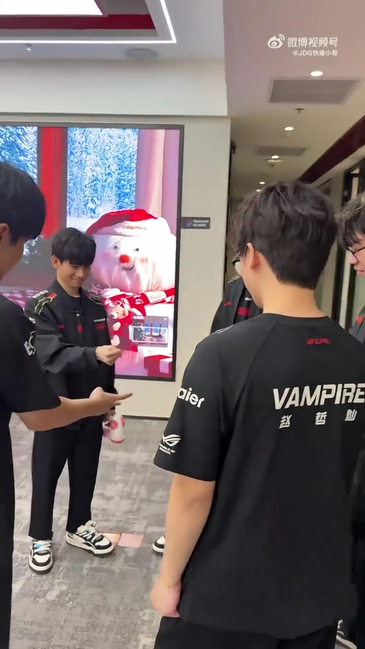 【蜗牛电竞】JDG赛后发布视频：祝小宝们平安夜快乐今夜礼物已送达