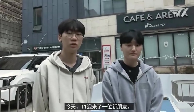 新老传承这块😆Doran为Peyz介绍T1办公楼并送礼物