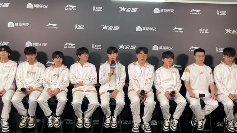 TheShy：平时不是很喜欢动物 但是昨天和很多小猫还是很有意思的