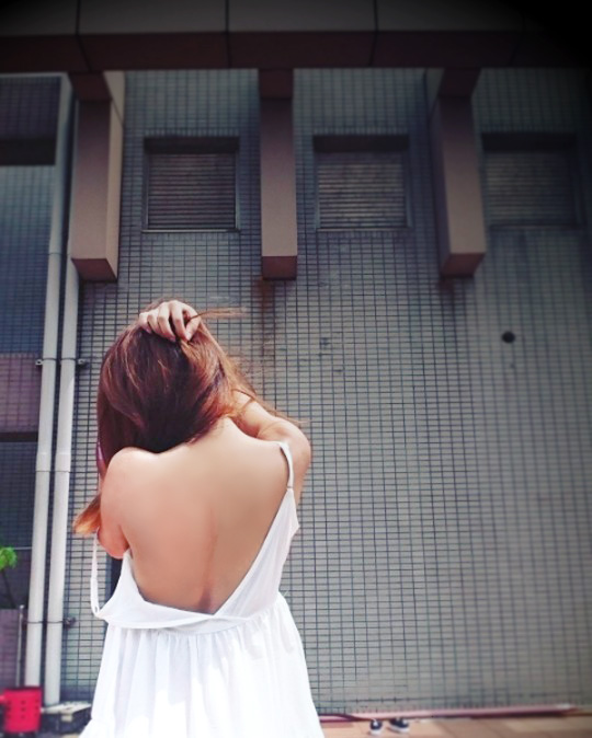 【蜗牛电竞】女大生挑戰若隱若現的高級撩man術！性感「趴床照」讓你第三隻眼閃淚光