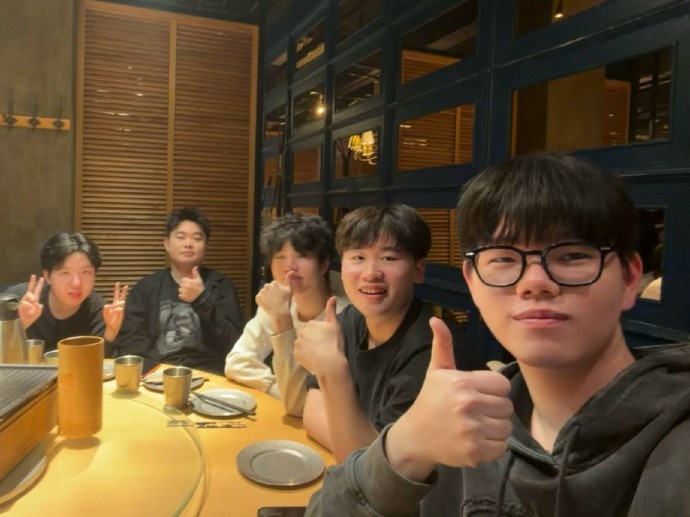【蜗牛电竞】IG分享选手聚餐合照：2025年的最后一张合照 孩子们明天比赛加油