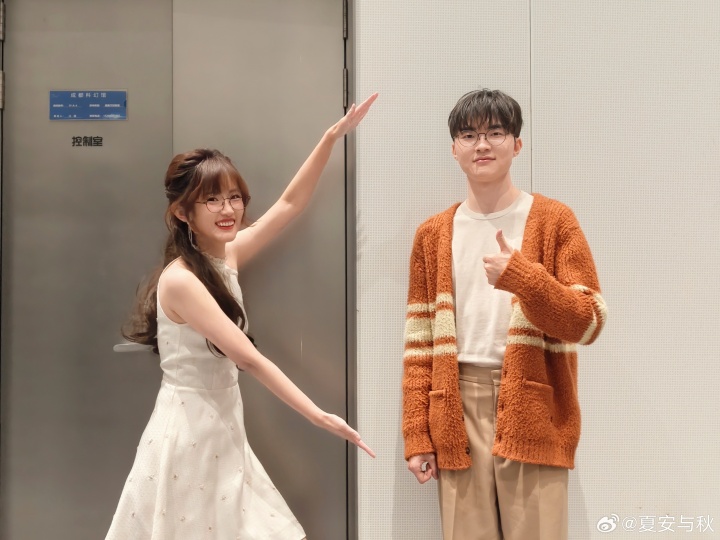 【蜗牛电竞】夏安晒与Faker合影：谁懂看到Faker拿出两张中文手写信的震撼