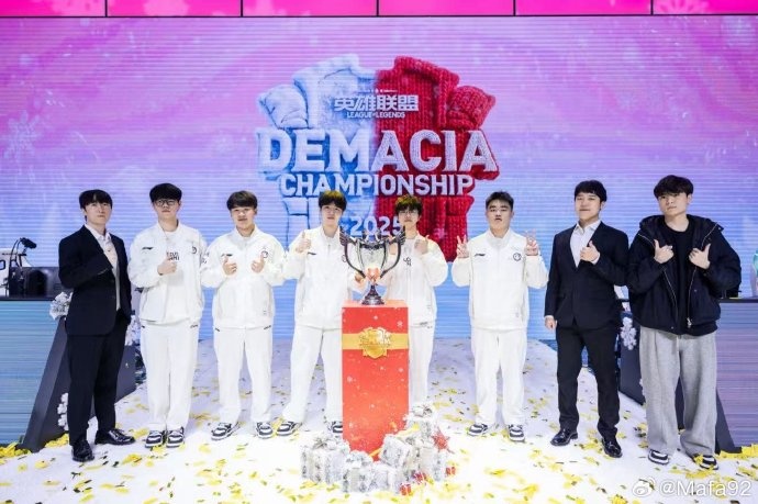 【蜗牛电竞】IG教练Mafa更新选手教练与德杯奖杯的合照:谢谢☺️ 