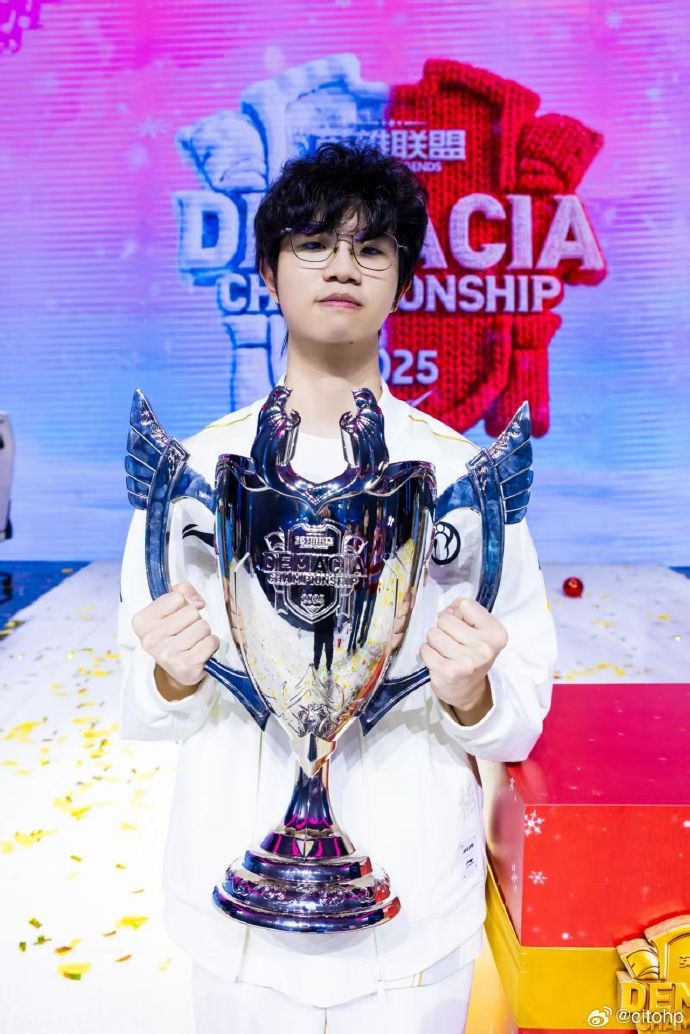 【蜗牛电竞】Photic晒举起德杯奖杯照片：2026新的开始🏆