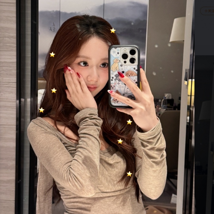 【蜗牛电竞】戈曼妮晒照:忘记给大家看我的新年美甲